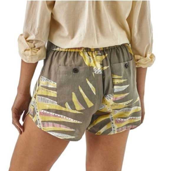 Patagonia NWT Women’s Garden Island Shorts Palms of My Heart Grey Size Medium - Picture 2 of 15